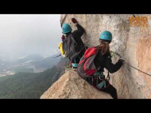 Vía Ferrata – escalada en equipo, actividad de aventura para empresas | Wind Cat Activities